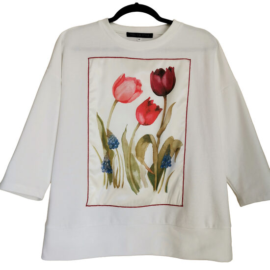 Balts džemperis ar tulpēm pusgaras piedurknes