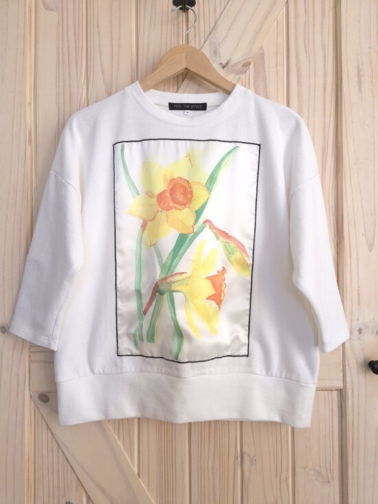 Balts džemperis ar narcisi pusgaras piedurknes