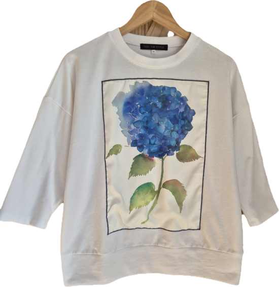 Balts džemperis ar hortenziju pusgaras piedurknes