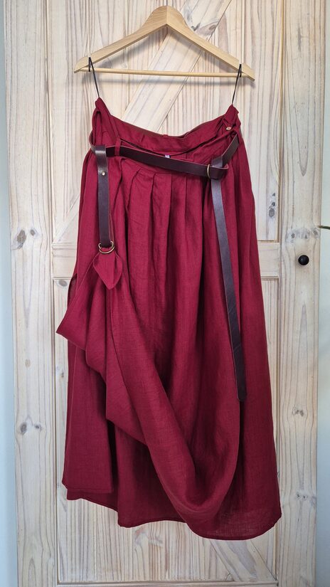 Karmīn sarkani svārki ar šķēlumiem un jostu