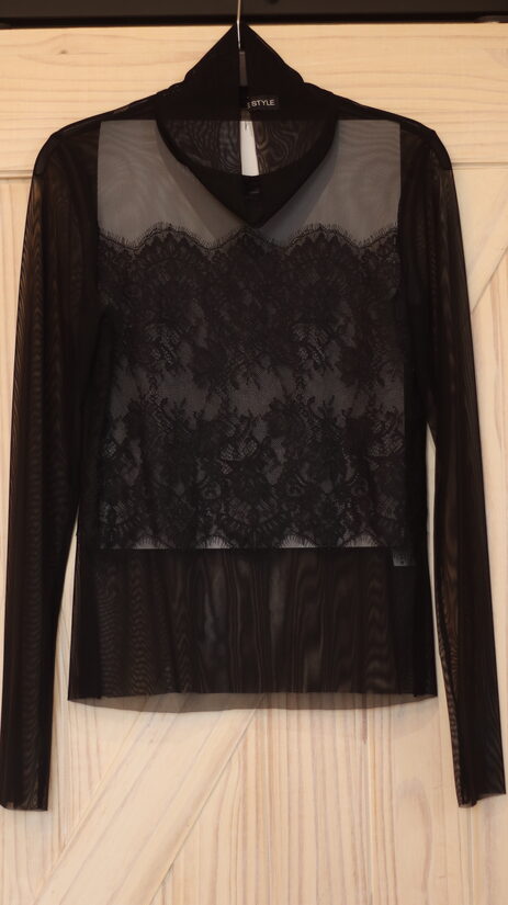 Tilla bītlene ar mežģīni krūšu daļā