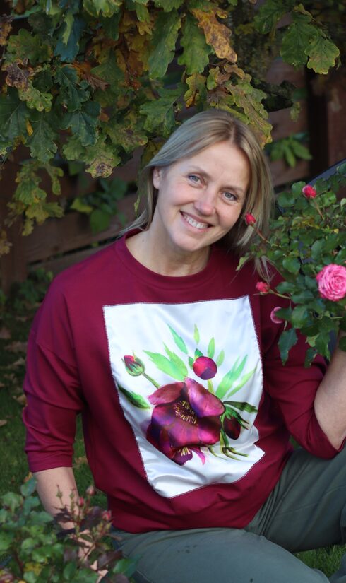 Vīna krāsas džemperis ar sniegarozi