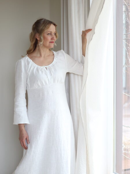 Balta lina kleita viduslaiku stilā